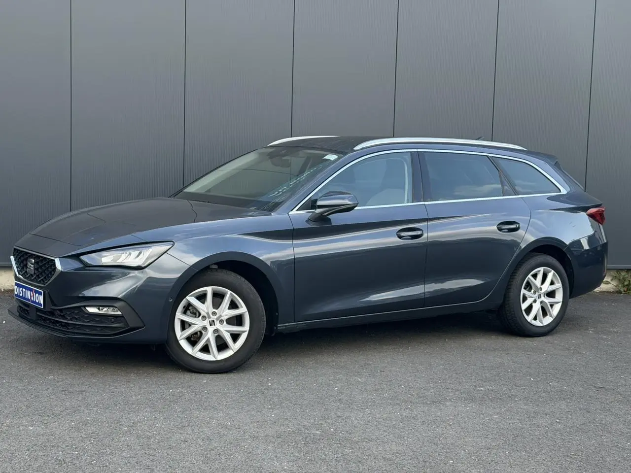 SEAT Leon ST 2025 gris magnétique en profil droit, avec jantes alliage 16 pouces et vitres arrière surteintées.