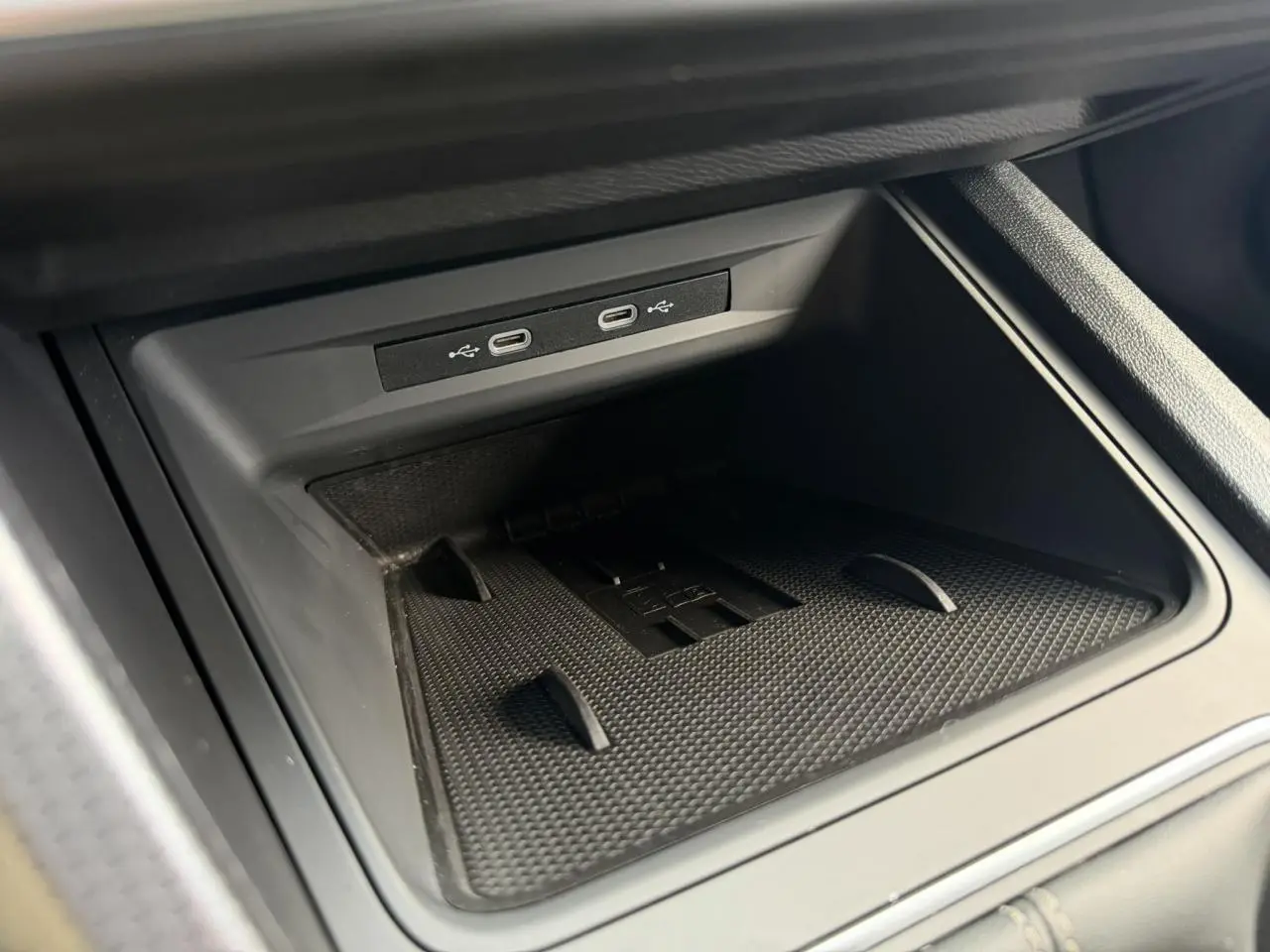 Gros plan intérieur sur la connectivité avec deux ports USB-C et un espace de rangement noir dans la SEAT LEON ST 2025.