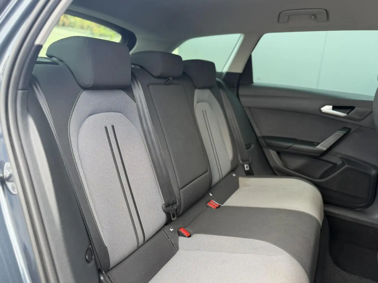 Vue intérieure côté droit des sièges arrière en textile noir et gris d'une SEAT LEON ST 1.5 TSI 115 Style 2025.