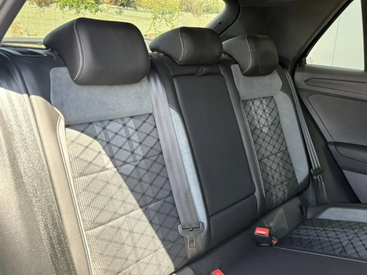 Vue intérieure arrière des sièges cuir et alcantara gris et noir du Volkswagen T-Roc 1.5 TSI R-Line 2025.