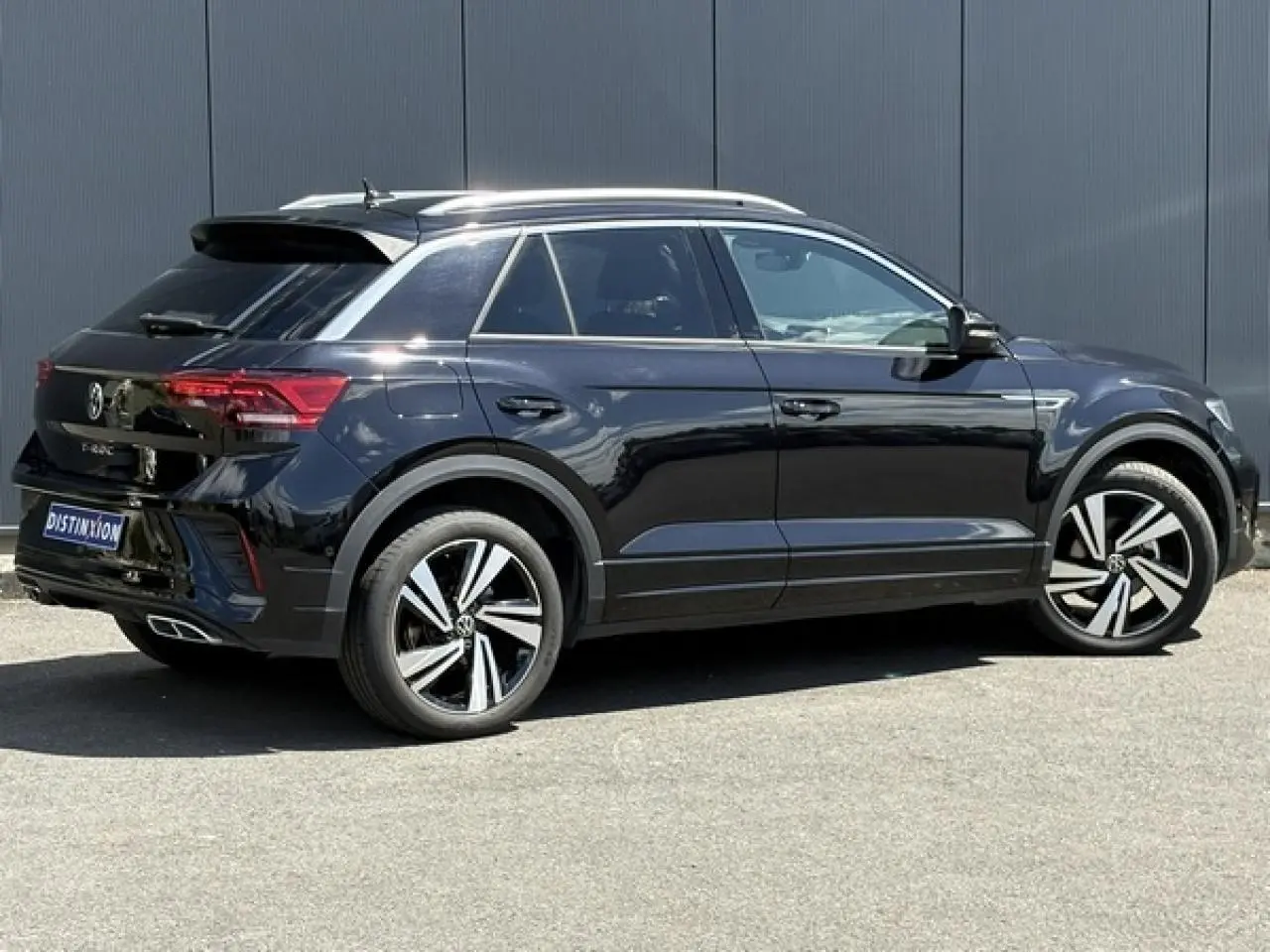 Volkswagen T-Roc noir intense en vue latérale droite, avec jantes alliage 18" Nevada et finitions R-Line visibles.