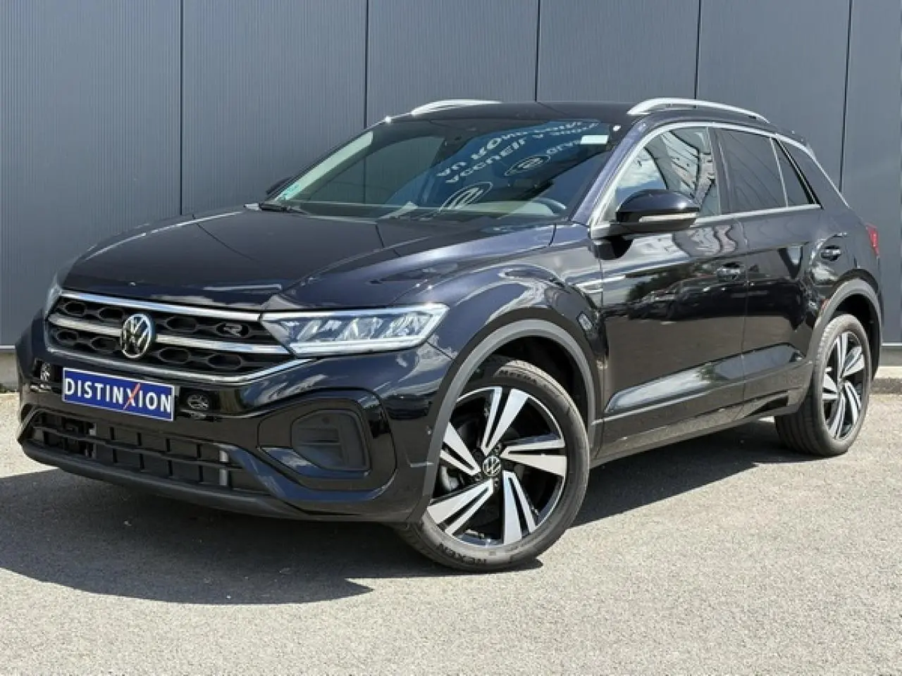 Volkswagen T-Roc noir intense en 3/4 avant droit avec jantes alliage 18" Nevada et logo R-Line sur calandre.