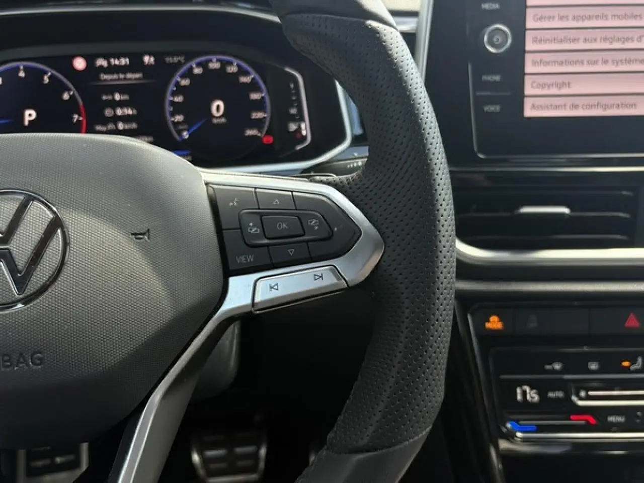 Gros plan sur le volant sport perforé et le combiné digital du Volkswagen T-Roc 2025, version R-Line.