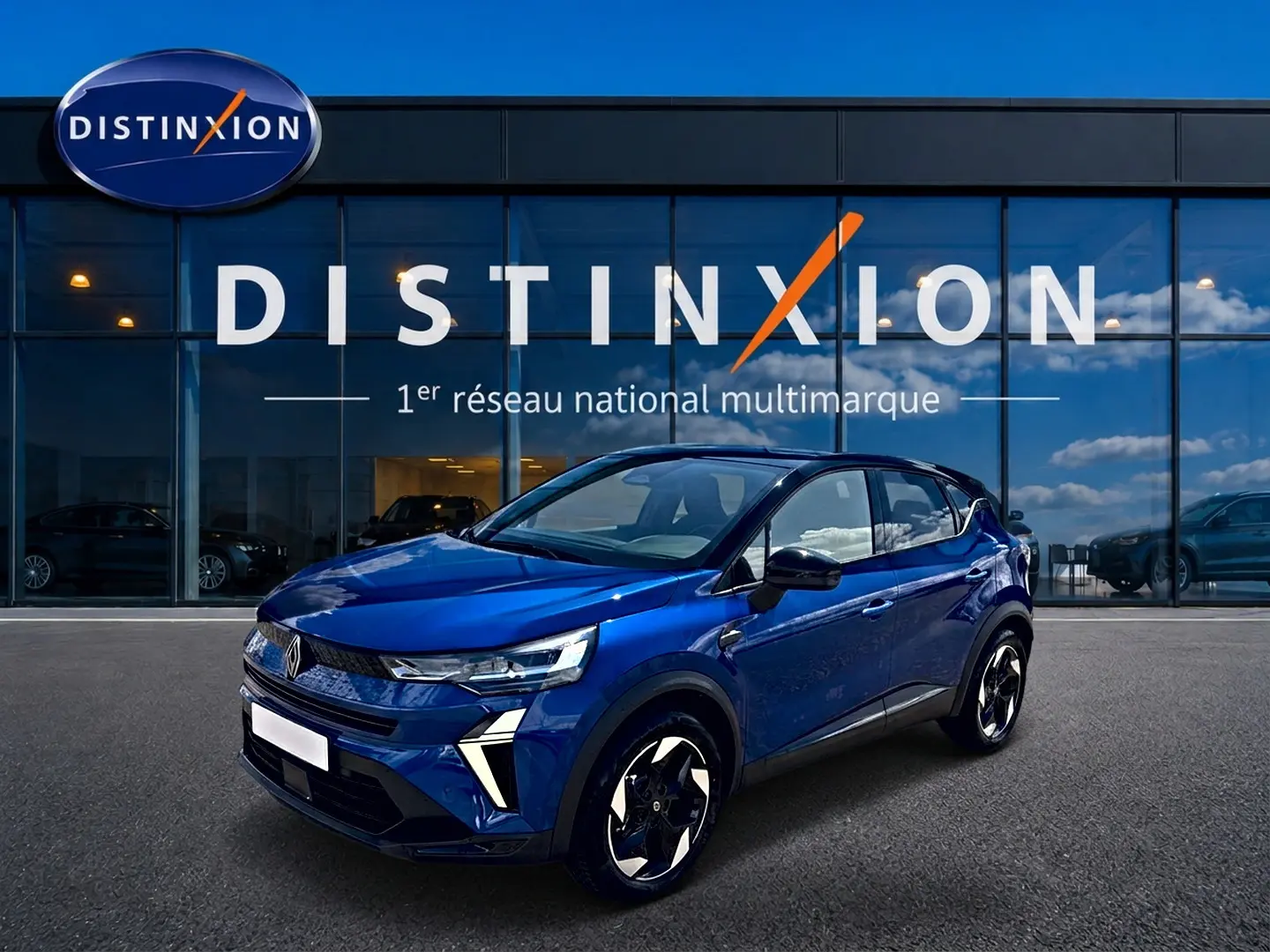 Renault Captur 1.8 e-tech hybride bleu iron toit noir en 3/4 avant droit devant showroom Distinxion.