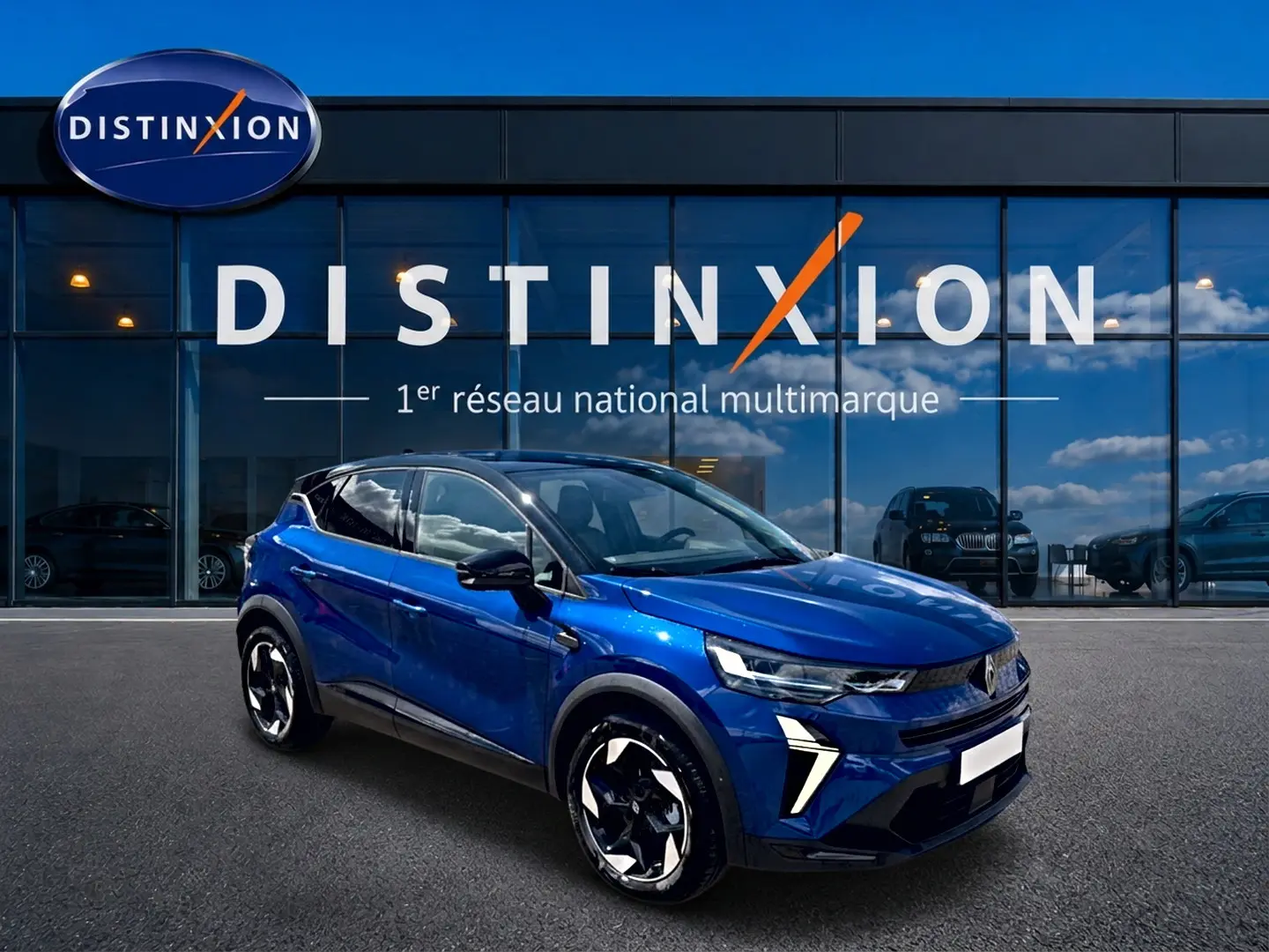 Renault Captur 2026 bleu iron toit noir en 3/4 avant droit devant showroom Distinxion.