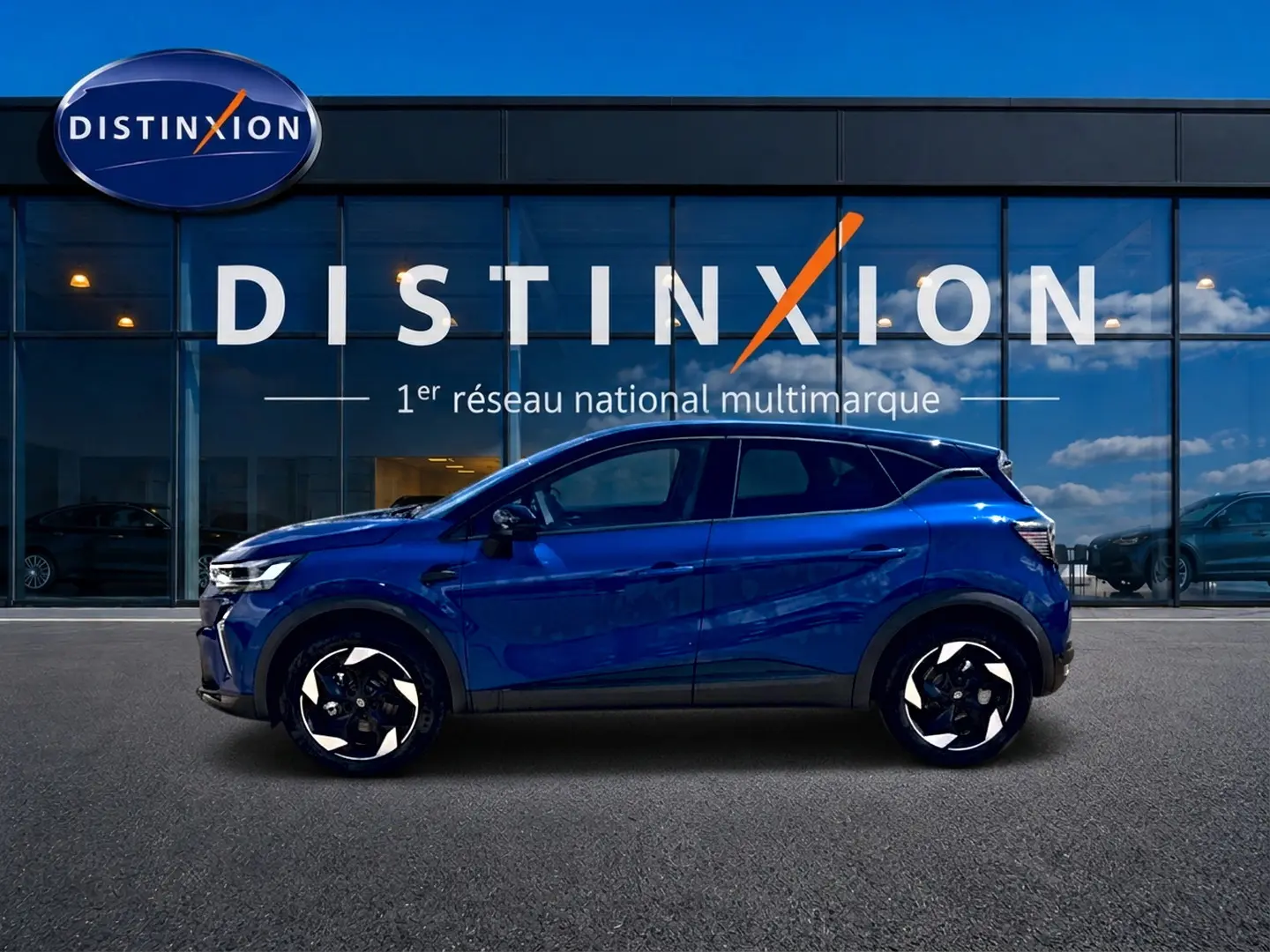 Profil latéral gauche d'un Renault Captur bleu iron avec toit noir, jantes alu et détails noirs contrastants.