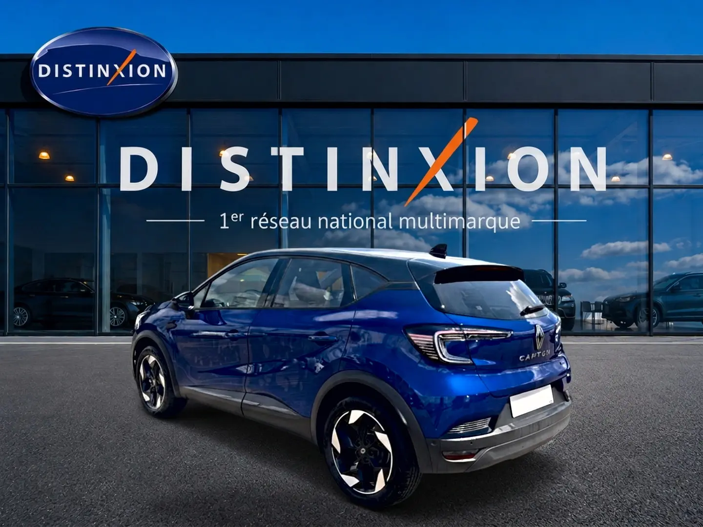 Renault Captur bleu iron toit noir, vue 3/4 arrière droit, avec jantes alu et feux arrière LED distinctifs.