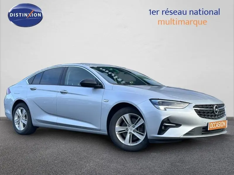 Opel Insignia Grand Sport blanc glacier vue 3/4 avant droit avec jantes alu et calandre noire distinctive
