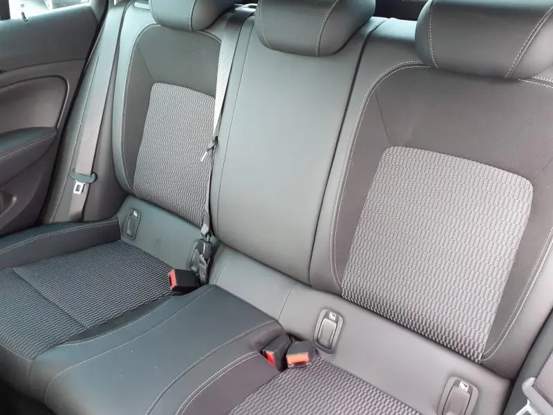Vue rapprochée de la banquette arrière en tissu et cuir anthracite de l'Opel Insignia Grand Sport 2021.