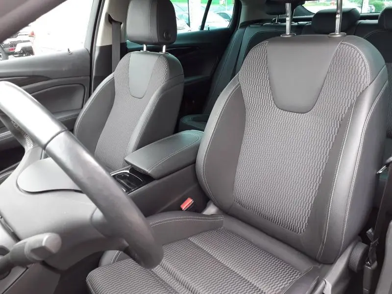 Gros plan sur les sièges avant gris anthracite en tissu et cuir de l'Opel Insignia Grand Sport, côté conducteur.