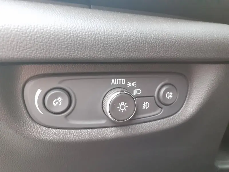 Gros plan sur le panneau de commandes des phares de l'Opel Insignia Grand Sport 2021, finition Elegance Business.