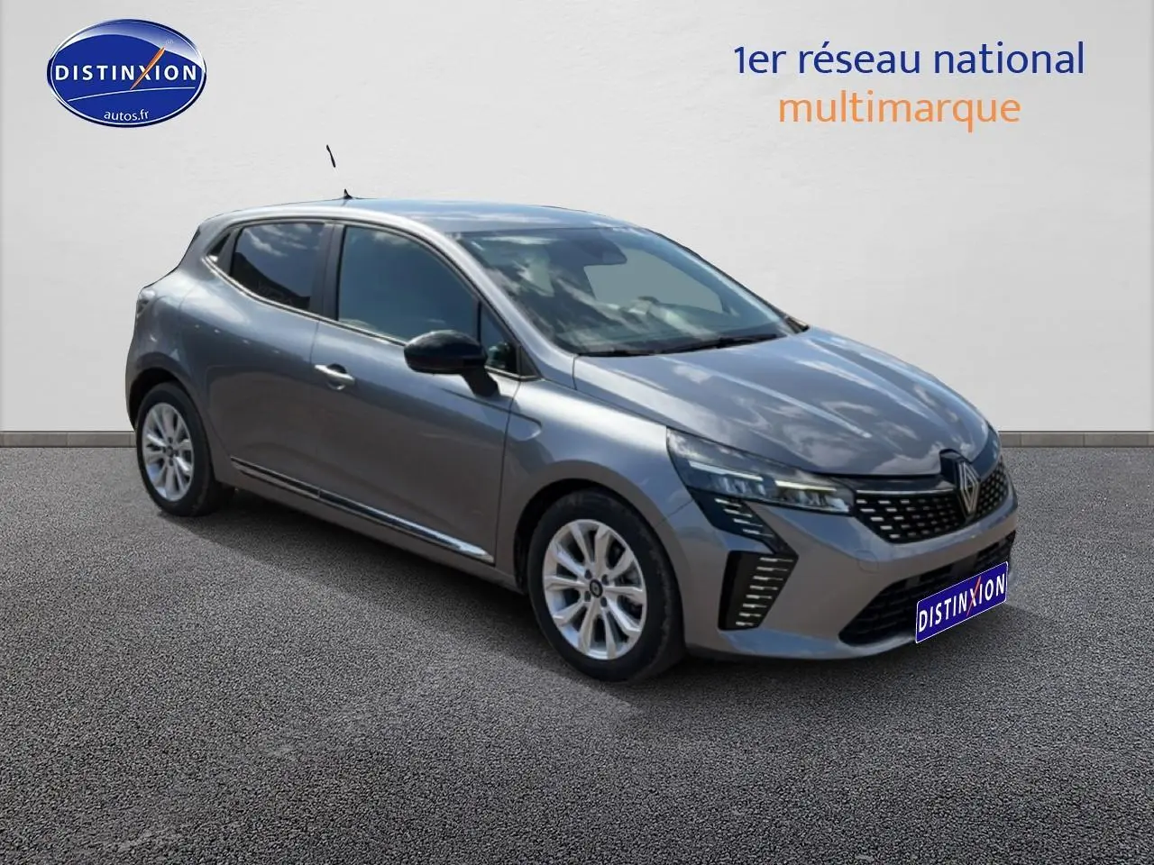 Renault Clio V gris métal vue 3/4 avant droit, avec phares LED et jantes alliage 16 pouces.