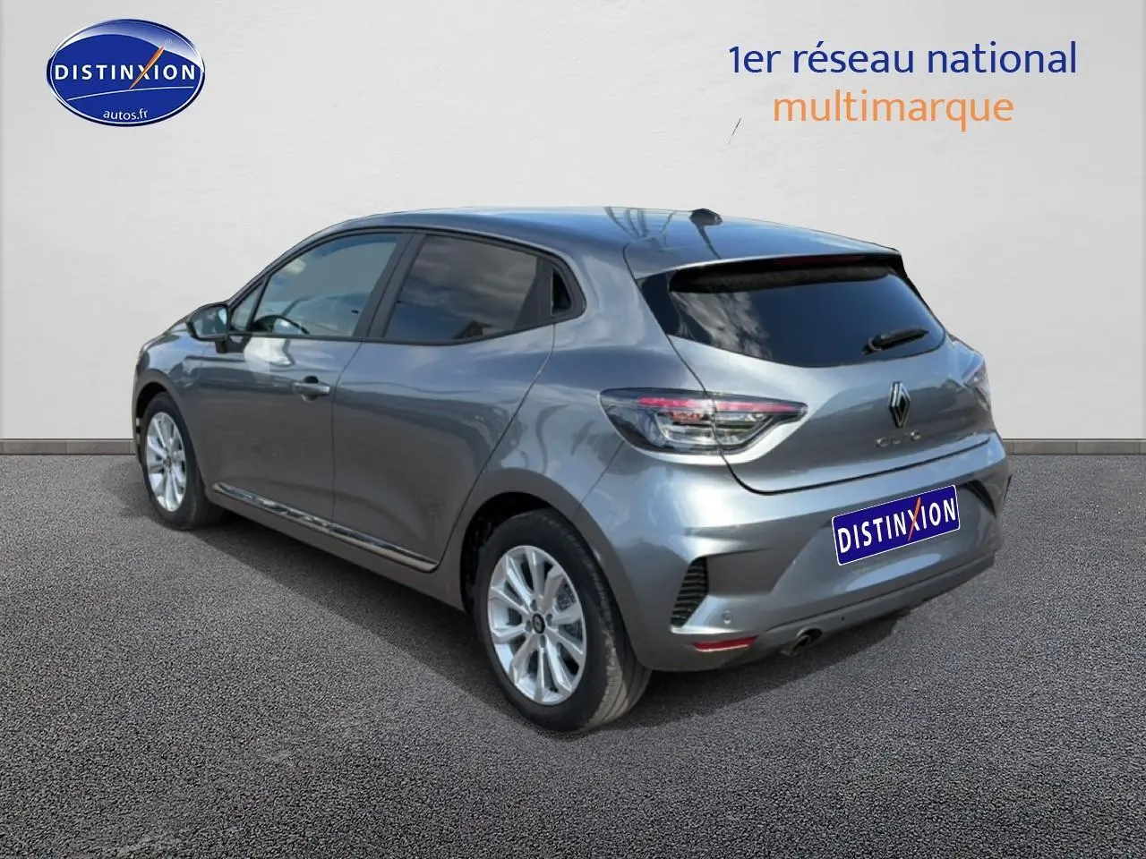 Vue 3/4 arrière droite d'une Renault Clio V gris métal avec vitres teintées et jantes alliage.