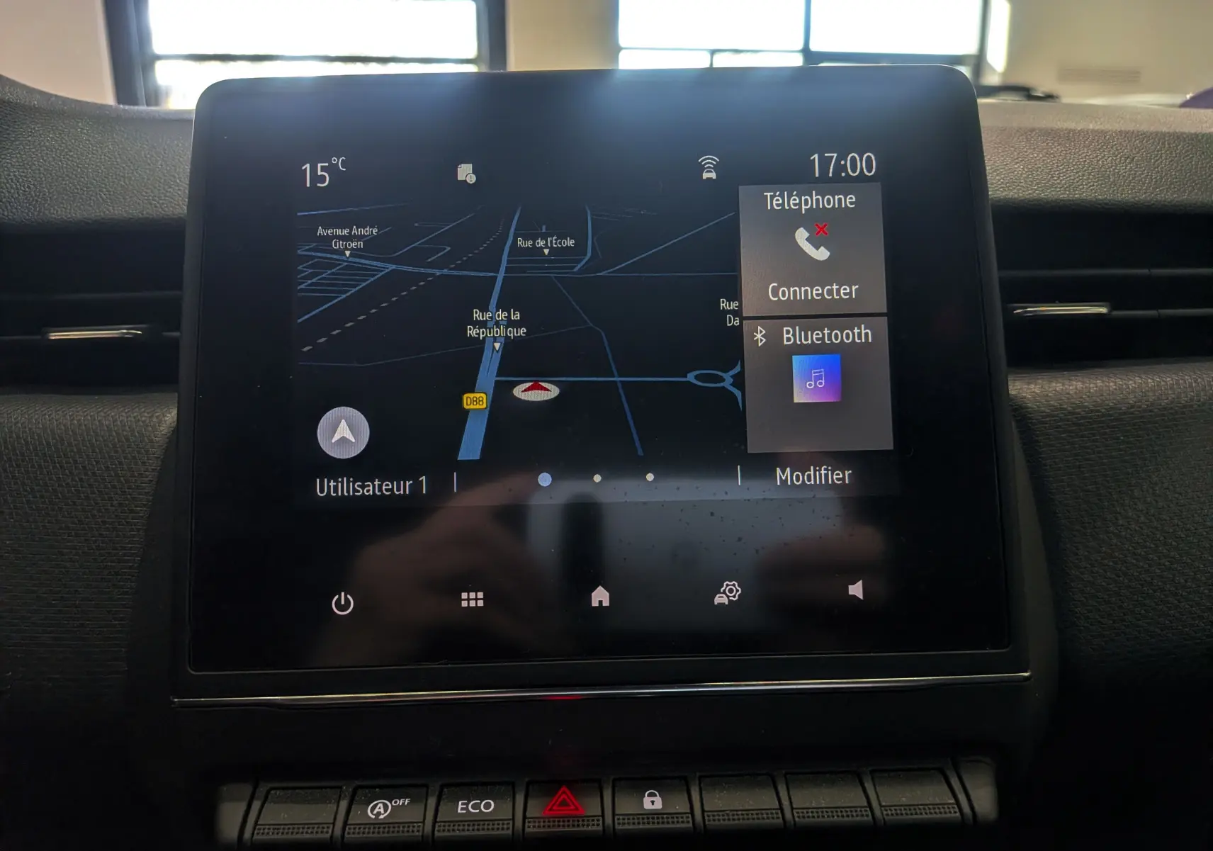 Écran tactile central de la Renault Clio V TCe 90 Auto-école affichant la navigation et options Bluetooth, vue intérieure.