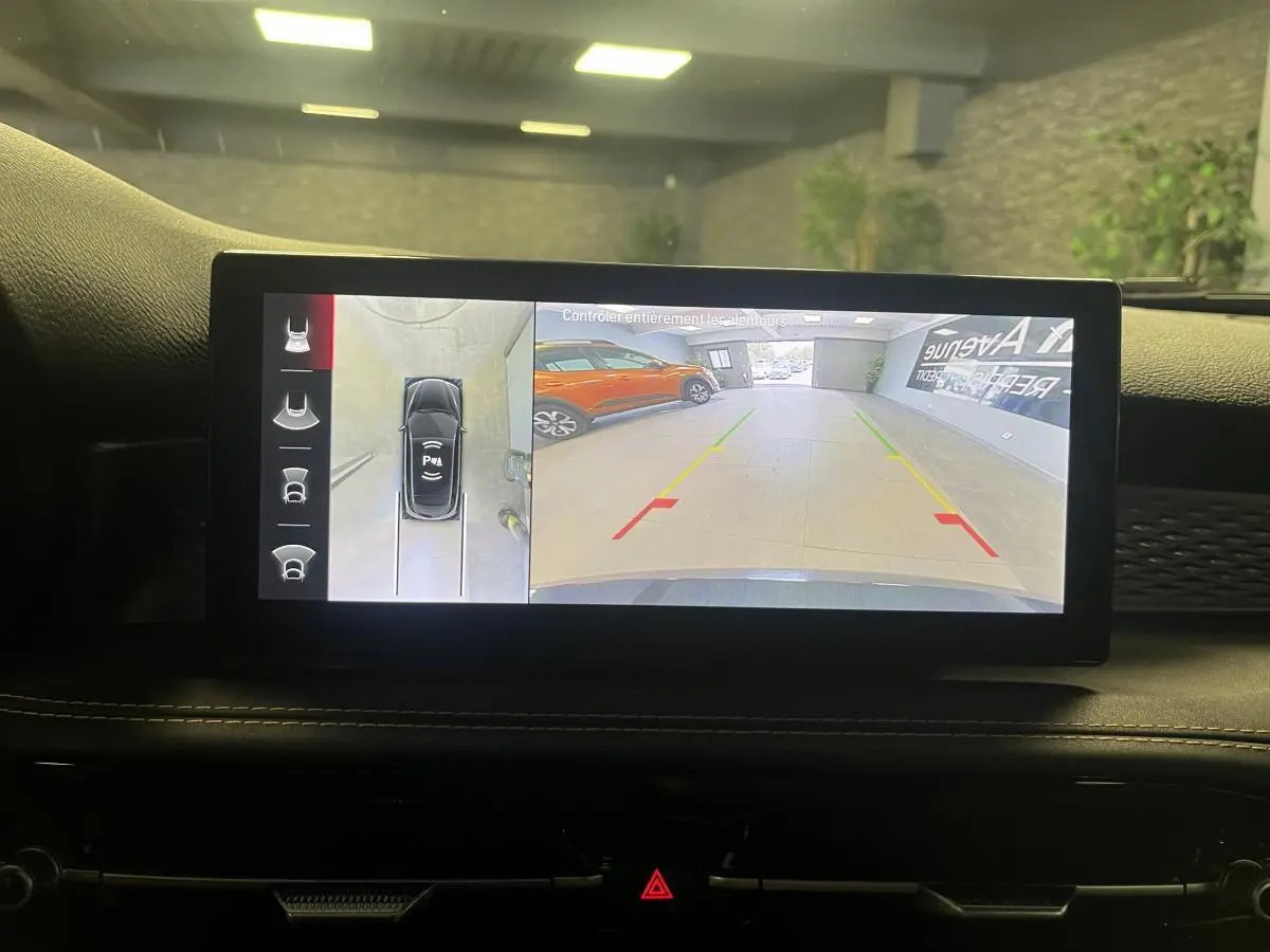 Écran intérieur affichant la caméra 360° et l’aide au stationnement de l’Alfa Romeo Tonale bleu, vue arrière.
