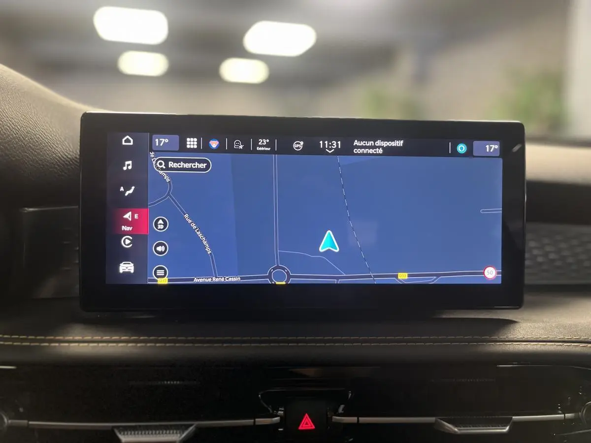 Écran tactile du système de navigation de l'Alfa Romeo Tonale 2024 affichant une carte en intérieur noir.