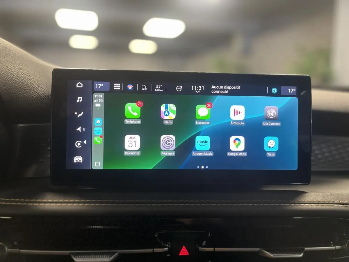 Écran tactile central du tableau de bord de l'Alfa Romeo Tonale 2024 affichant l'interface Apple CarPlay.