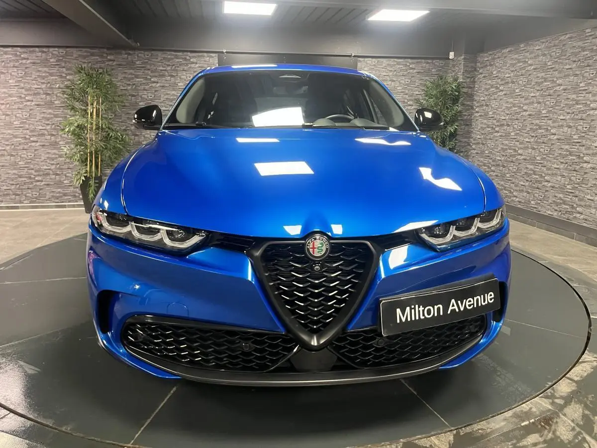 Vue de face d'une Alfa Romeo Tonale Sprint 2024 bleu métallisé avec calandre noire et phares Full-LED.