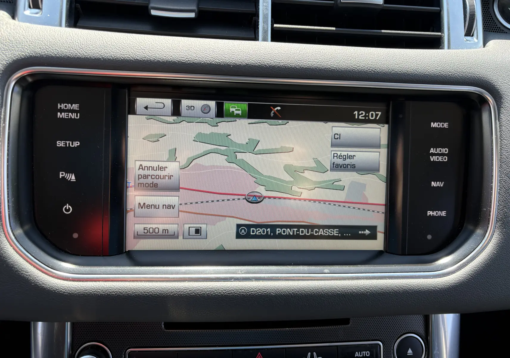 Écran central du système de navigation du Range Rover Sport Mark III 2015, affichant une carte en mode 3D.