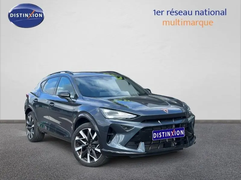 Vue 3/4 avant droite d'un CUPRA Formentor 1.5 eTSI Hybrid gris magnétique métallisé avec jantes alu distinctives.
