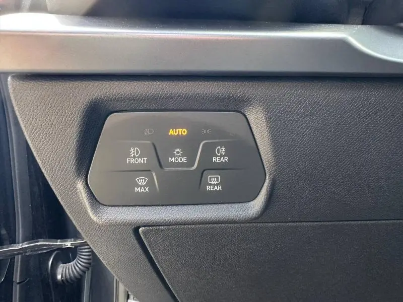 Panneau de commandes d’éclairage noir avec mode automatique allumé dans une CUPRA Formentor 1.5 eTSI Hybrid 2025.