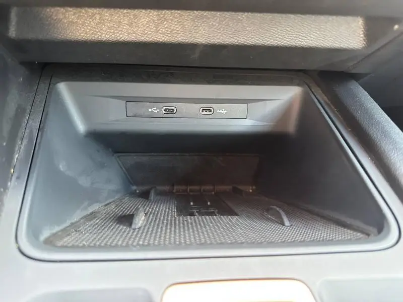 Vue rapprochée de la console centrale noire du CUPRA Formentor 2025 montrant deux ports USB-C intégrés.