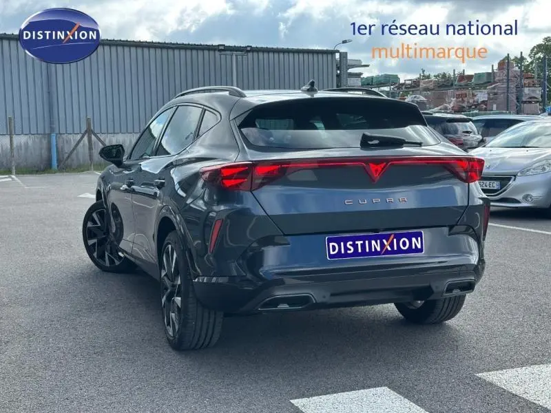 Vue 3/4 arrière droite d'une CUPRA Formentor gris magnétique métallisé avec feux arrière LED et jantes alu noires.