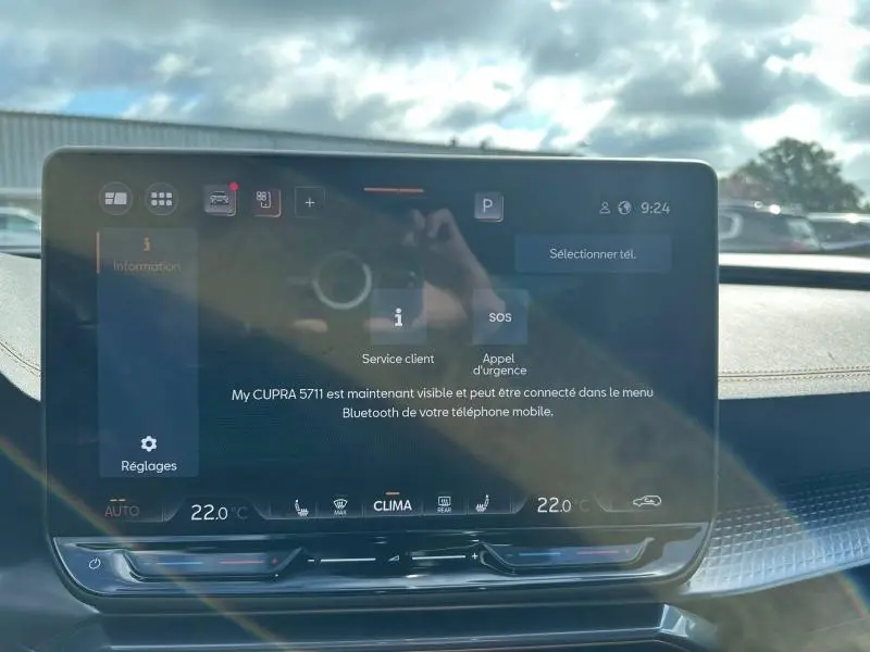 Écran tactile central du tableau de bord de la CUPRA Formentor gris métallisé, affichant les réglages de connectivité Bluetooth.