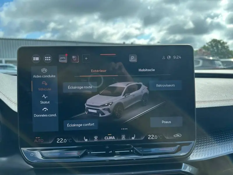 Écran tactile intérieur montrant une vue 3/4 avant du CUPRA Formentor gris magnétique avec options d'éclairage et pneus.