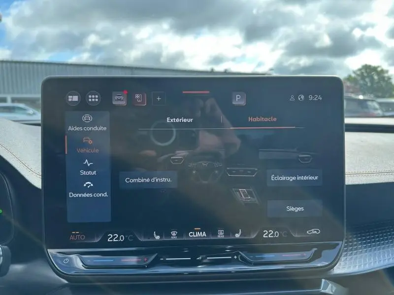 Écran tactile central du tableau de bord du CUPRA Formentor 1.5 eTSI Hybrid en intérieur avec interface de réglages.