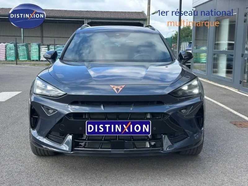 Vue frontale d'un CUPRA Formentor gris magnétique métallisé avec calandre noire et logo CUPRA cuivré visible.