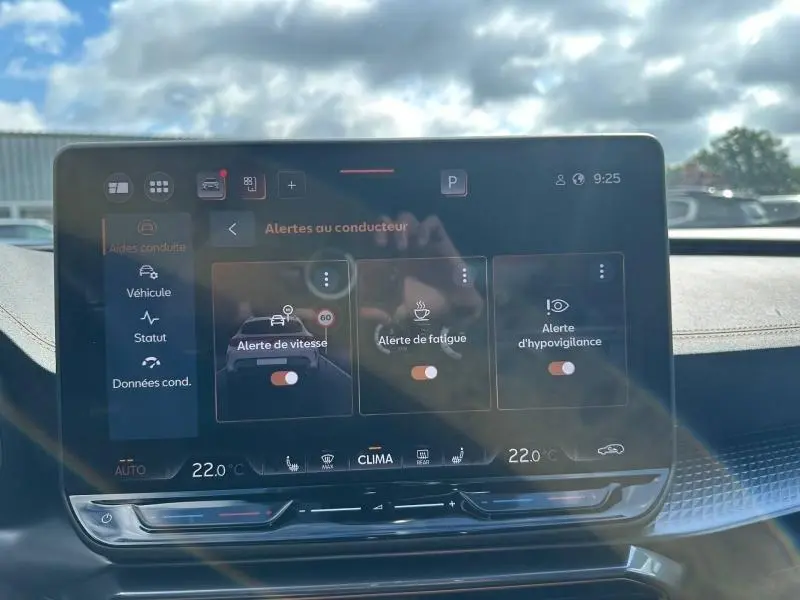 Écran tactile central affichant les alertes au conducteur dans un CUPRA Formentor gris, vue intérieure frontale.
