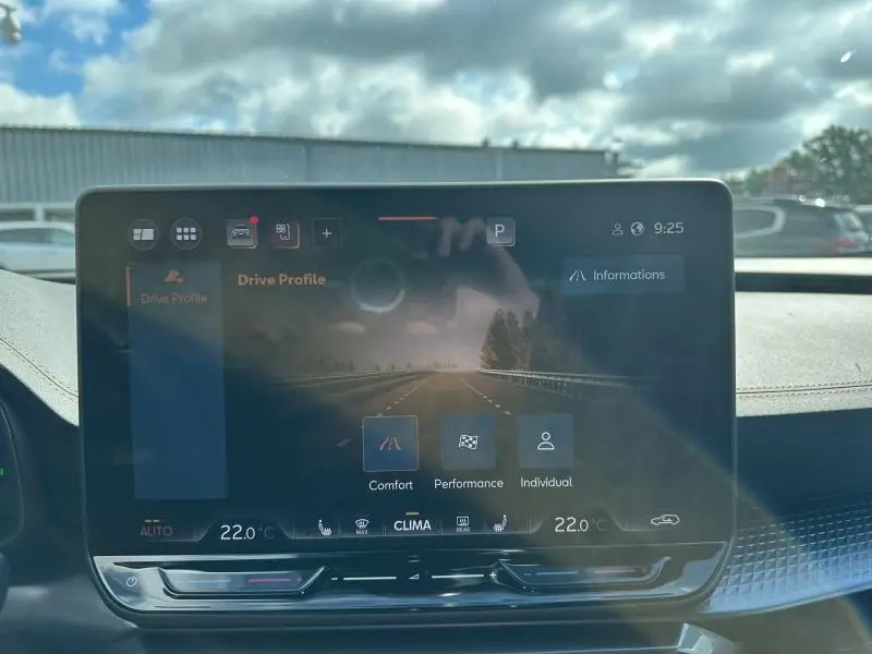 Écran tactile central du tableau de bord du CUPRA Formentor 1.5 eTSI Hybrid, affichant les modes de conduite.