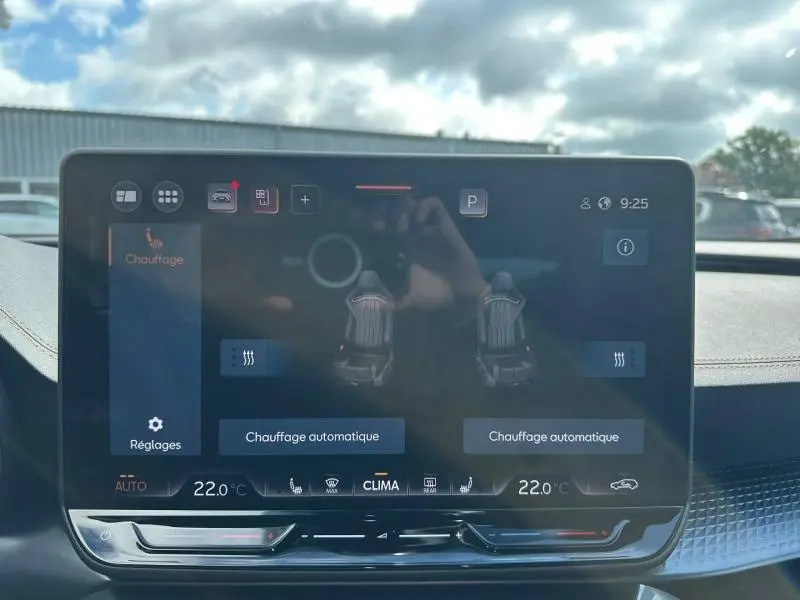 Écran tactile intérieur du CUPRA Formentor 1.5 eTSI Hybrid 2025 montrant les réglages de chauffage des sièges.