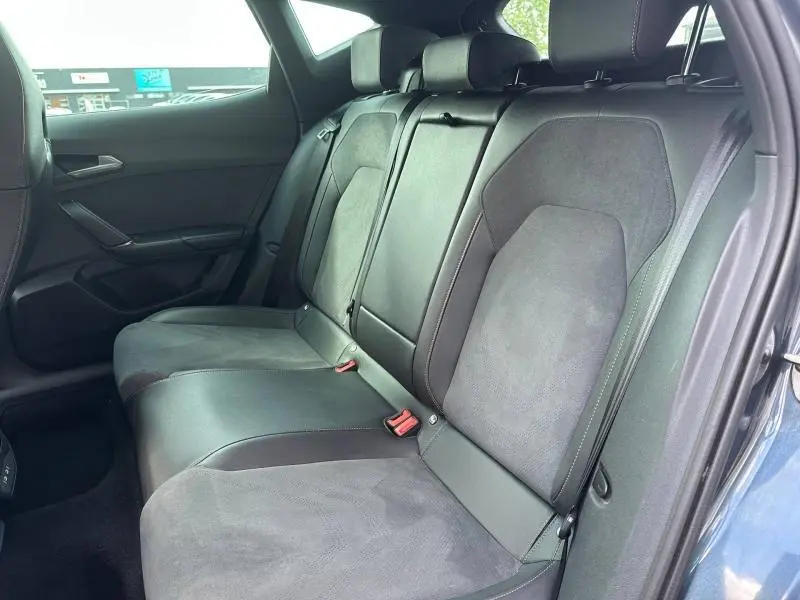 Vue latérale droite de la banquette arrière en textile et TEP noir asphalte du CUPRA Formentor 2025.