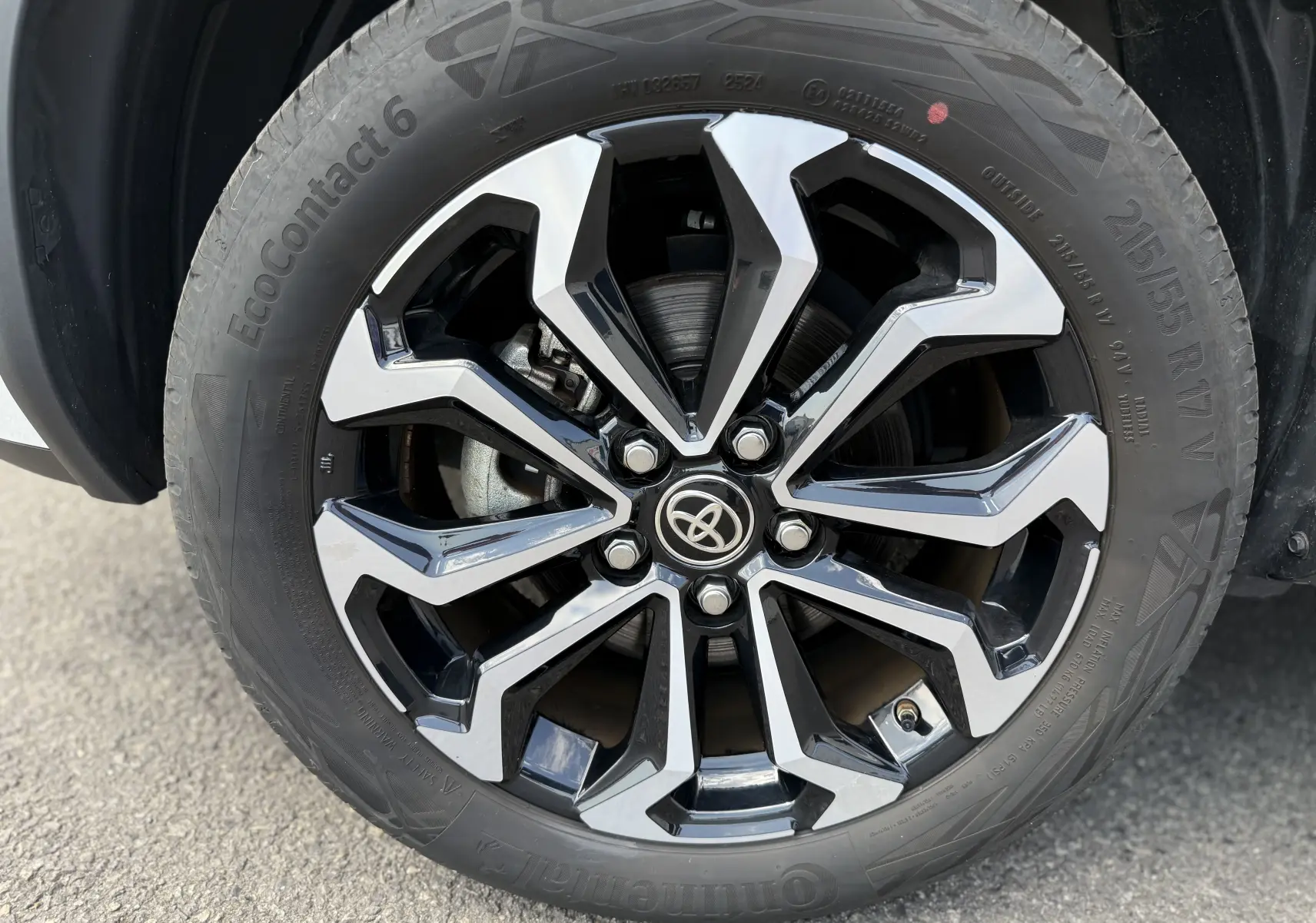 Gros plan sur la jante alliage biton 17 pouces de la Toyota Yaris Cross blanche 2024, avec logo Toyota central.