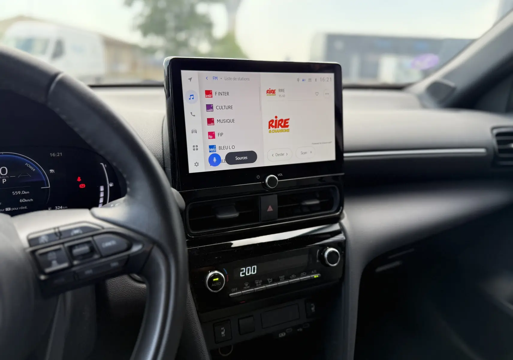 Vue intérieure centrée sur l’écran tactile et le tableau de bord noir de la Toyota Yaris Cross 130 CH Design 2024.