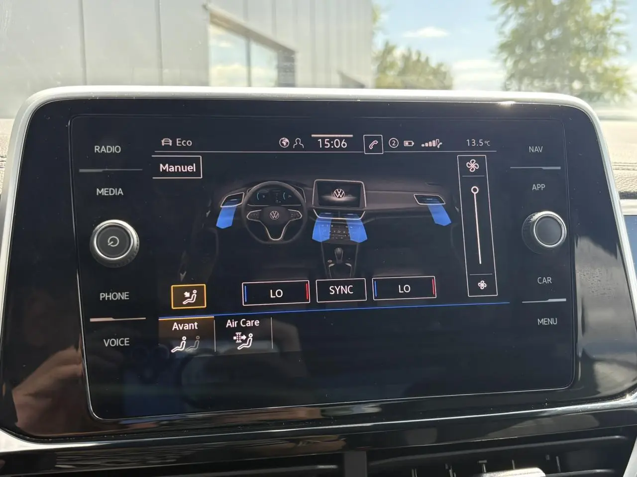 Écran tactile central du Volkswagen T-Roc 2025 affichant les réglages de climatisation, intérieur gris.