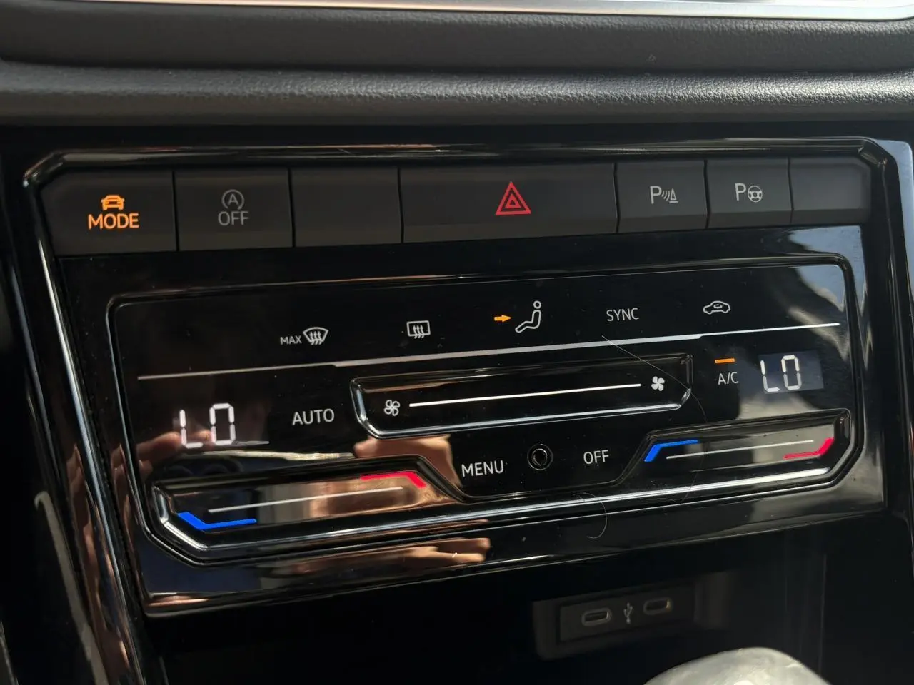 Panneau de commande de la climatisation automatique bi-zone du Volkswagen T-Roc gris Pyrite, vue frontale rapprochée.