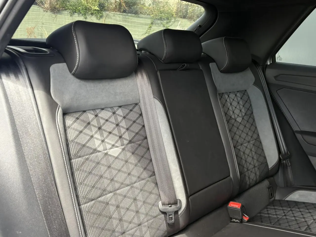 Vue intérieure des sièges arrière en cuir et alcantara gris du Volkswagen T-Roc 1.5 TSI R-Line 2025.