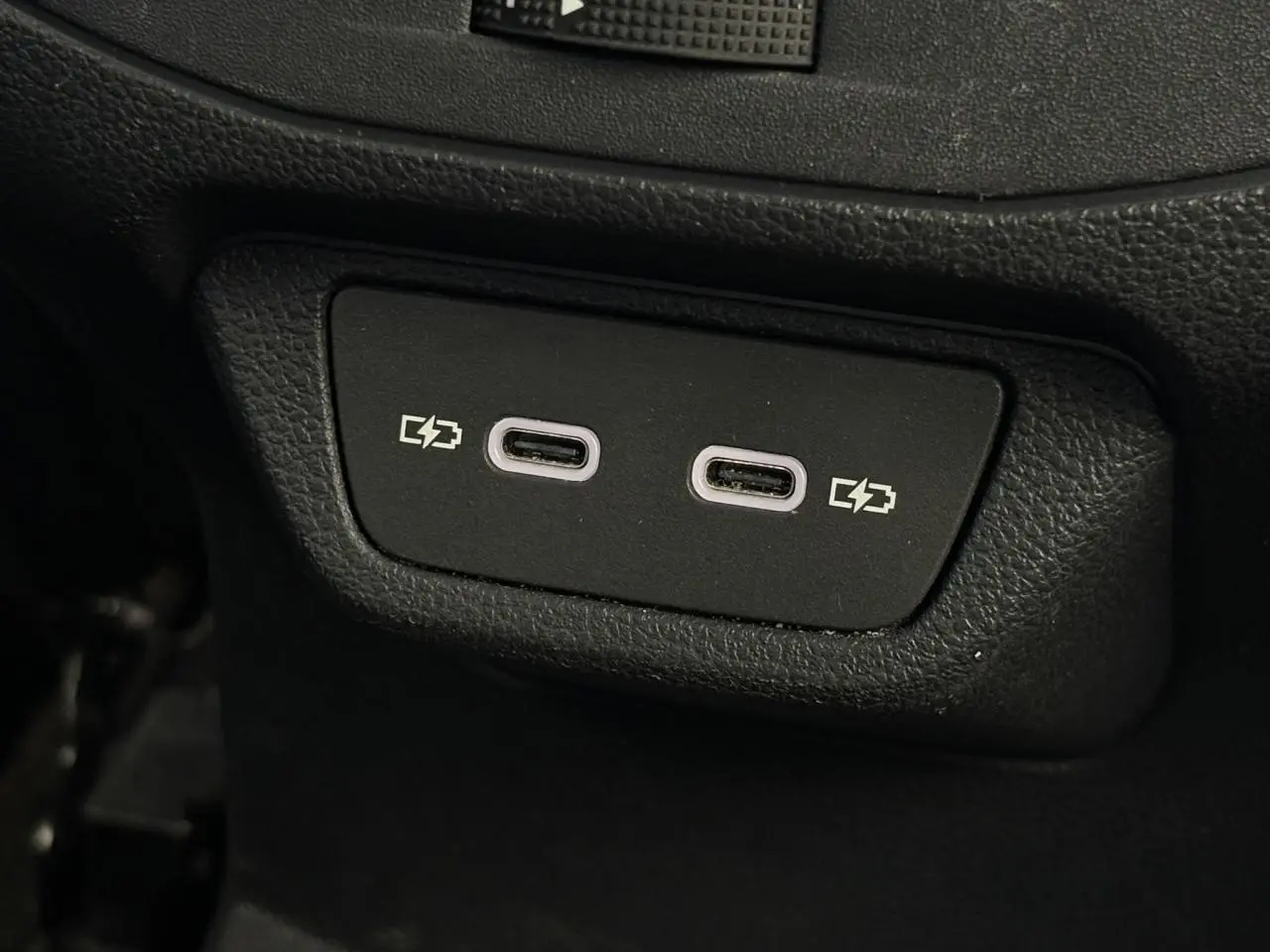 Gros plan sur deux ports USB-C de recharge arrière du Volkswagen T-Roc 2025 finition R-Line.
