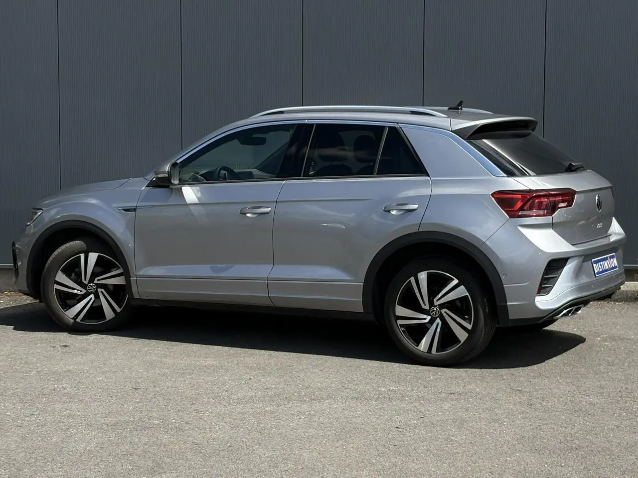 Volkswagen T-Roc 1.5 TSI R-Line gris pyrite vue de profil côté gauche avec jantes alliage 18 pouces Nevada.