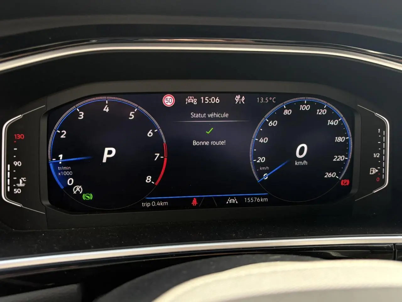Tableau de bord digital couleur du Volkswagen T-Roc 1.5 TSI R-Line affichant la vitesse et le régime moteur.