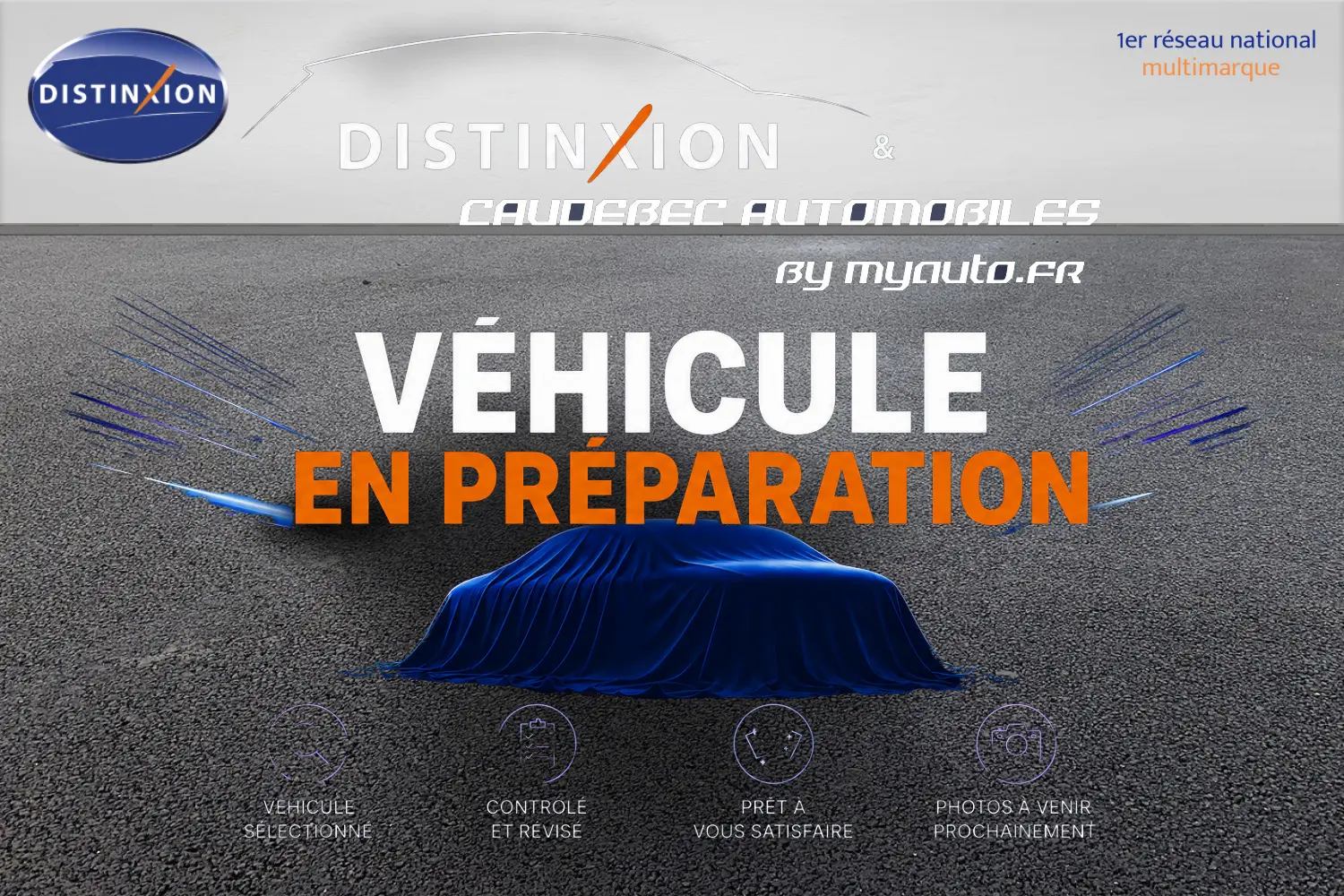 Image d'un véhicule Renault Symbioz gris sous une housse bleue, en attente de préparation, sans visibilité du véhicule.