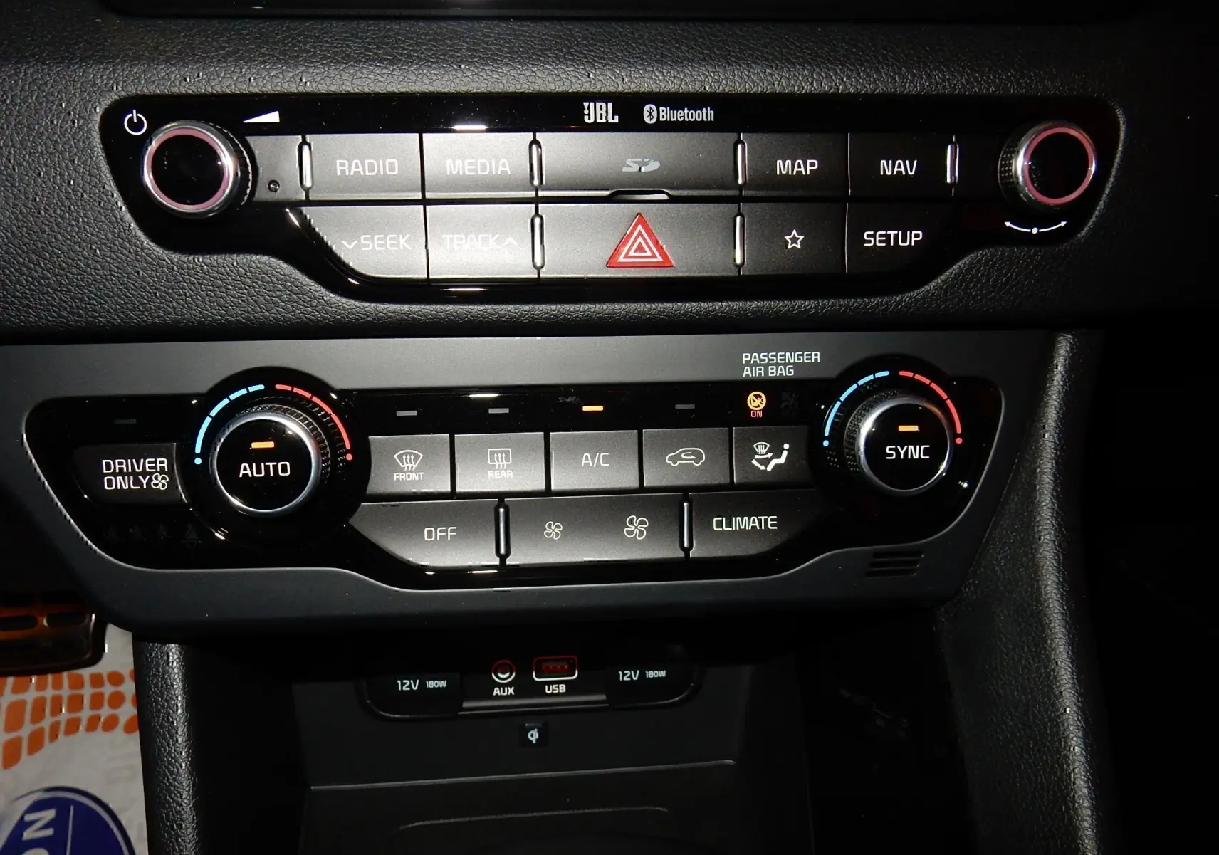 Vue rapprochée du tableau de bord de la Kia Niro hybride 2019, montrant les commandes audio et climatisation.