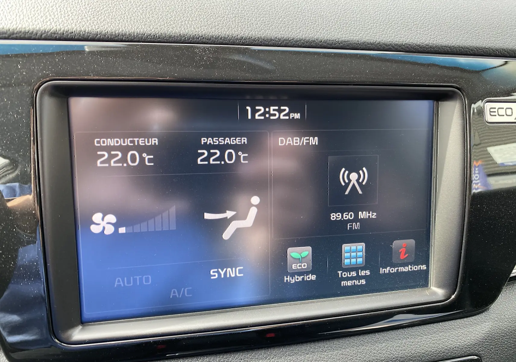 Écran tactile central du Kia Niro hybride 2019 affichant la climatisation à 22°C et la radio FM à 89,60 MHz.