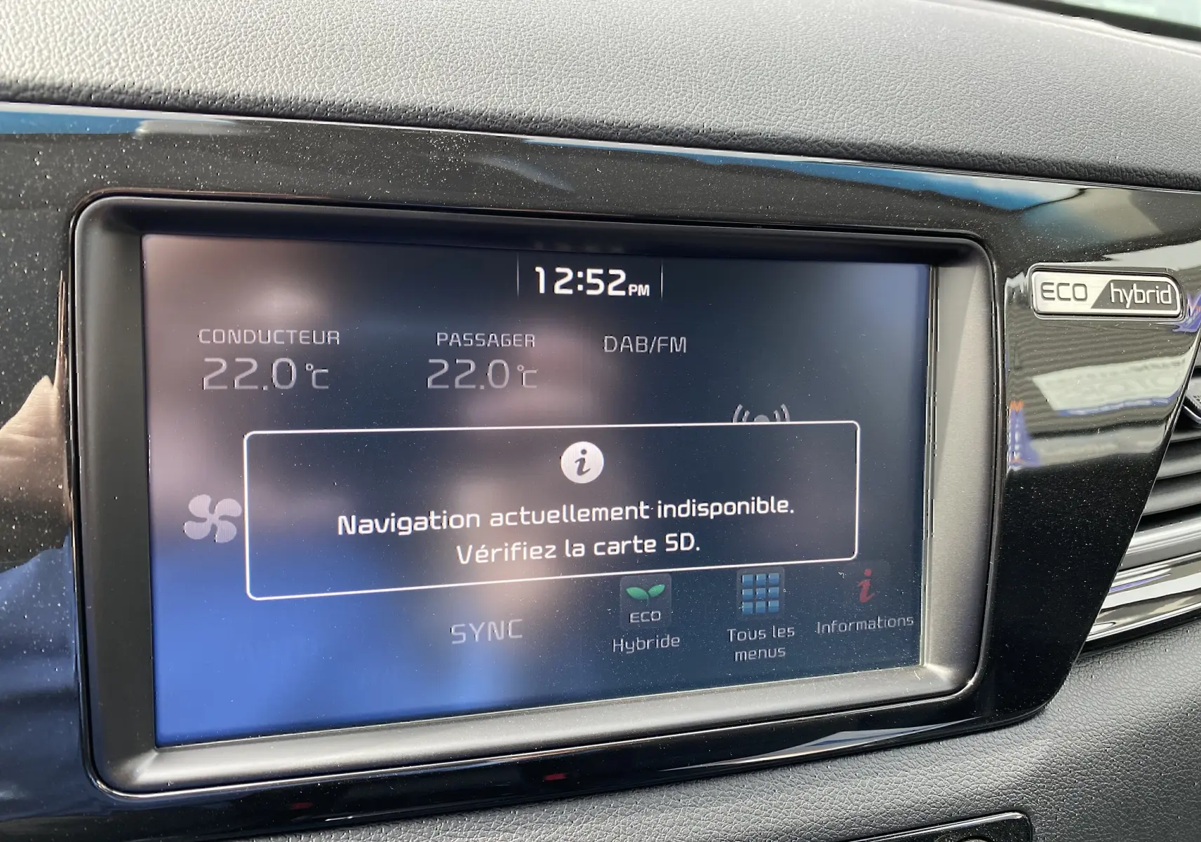Écran tactile central du tableau de bord du Kia Niro hybride affichant un message d’erreur de navigation.