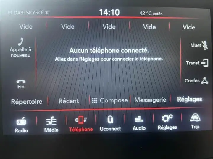 Écran tactile central de la FIAT 500 blanc 2023 affichant le menu téléphone sans connexion active.