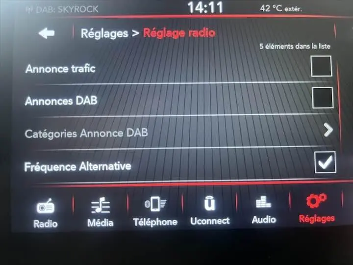 Écran tactile du système multimédia FIAT 500 2023 montrant le menu Réglage radio avec options DAB et fréquence alternative activée.