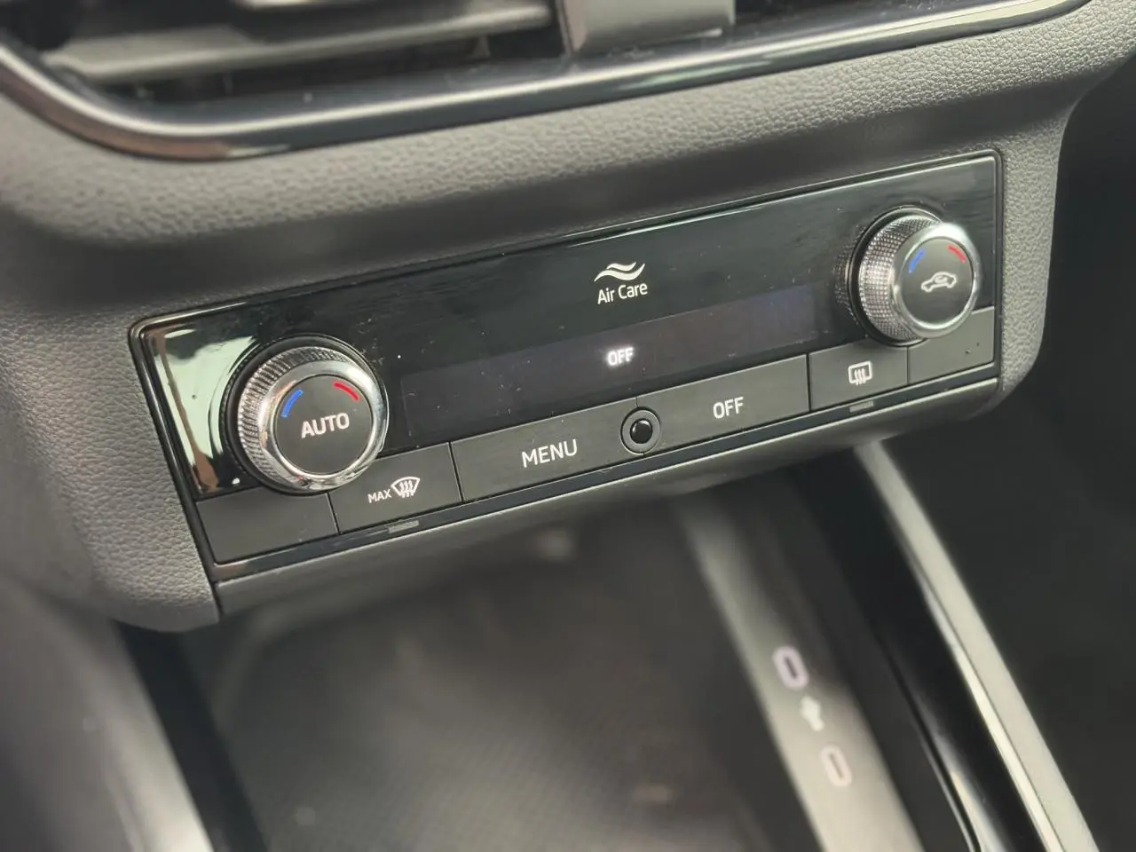 Détail de la console centrale de la Skoda Scala TSI 110 DSG Ambition 2024 avec commandes de climatisation automatique Air Care.